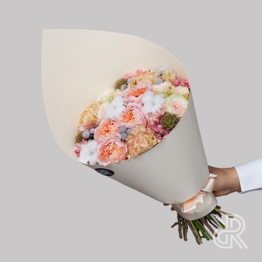 Bouquet 004 Букет в крафт бумаге с хлопком и кустовой розой