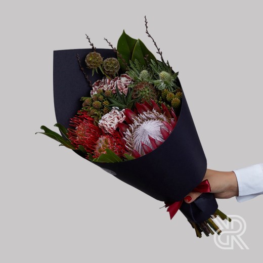 Bouquet 010 Букет в крафт бумаге с протеей и леукоспермумом