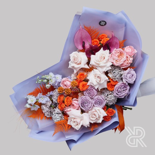 Bouquet 042 Букет в пленке с розой и дельфиниумом